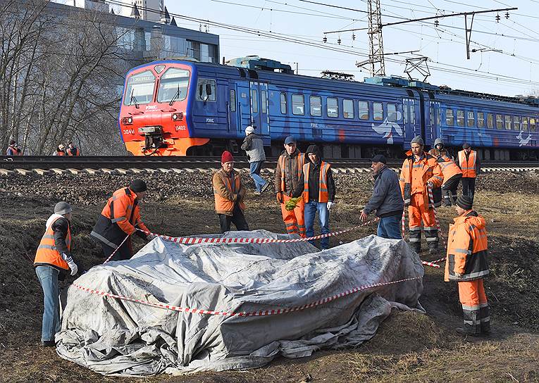 При столкновении поездов один из вагонов электрички разорвало на части