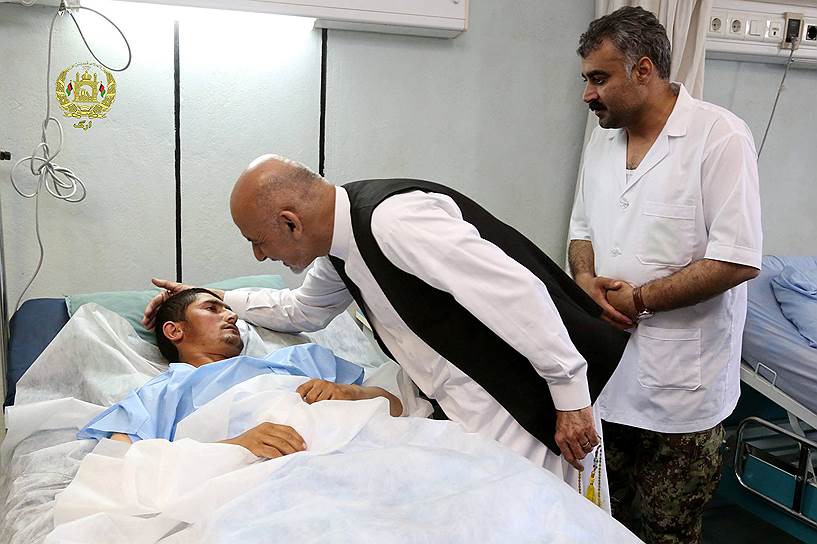 Президент Афганистана Ашраф Гани (на фото в центре) столкнулся с тем, что силы безопасности страны снова проиграли в поединке с талибами