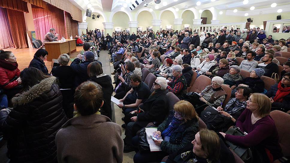 Как московские чиновники ведут себя при встрече с жителями пятиэтажек