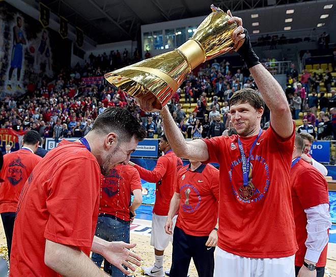 Капитан ЦСКА Виктор Хряпа (справа) и обладатель титула MVP play-off Нандо де Коло прямо на площадке «обмыли» очередную победу своей команды в Единой лиге ВТБ