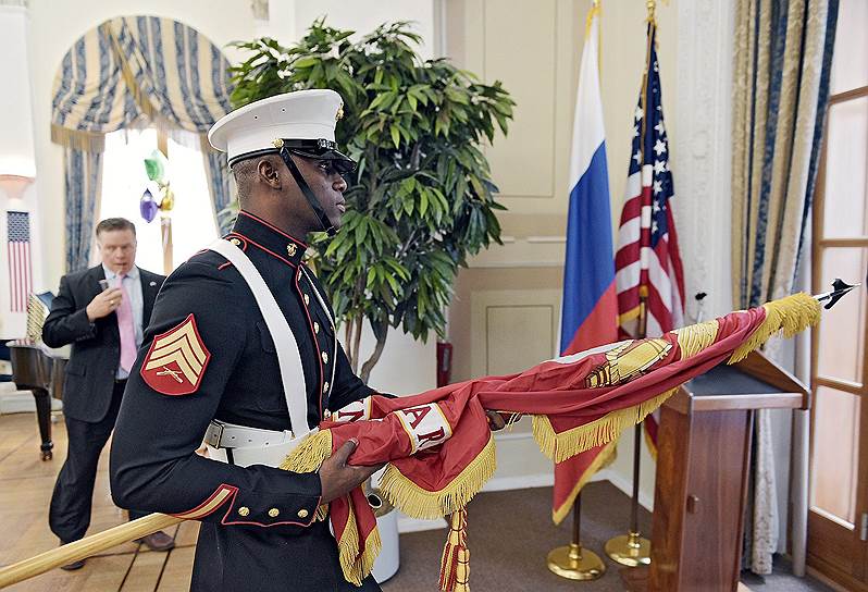 После того как Сенат США проголосовал за новые санкции в отношении РФ, американским дипломатам придется свернуть свое присутствие в России