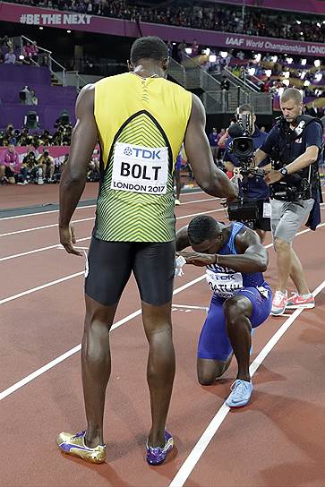 После забега на 100 м его победитель Джастин Гэтлин преклонил колено перед Усейном Болтом, то ли прося прощения за свое допинговое прошлое, то ли выражая восхищение великим ямайцем