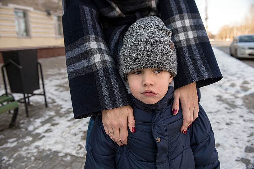 Мама обнимает Тёму и объясняет ему, что он не больной, а просто у него есть заболевание, которое нужно вылечить