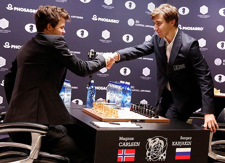 Прошлогодний чемпионский матч в Нью-Йорке между Магнусом Карлсеном (слева) и Сергеем Карякиным вызвал рост интереса к шахматам и улучшил коммерческие перспективы следующего поединка