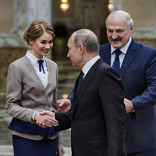 Владимир Путин оказался единственным из глав государств ОДКБ, кто не просто слепо последовал за предложенной девушкой, а сначала крепко пожал ей руку