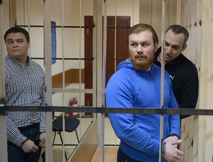Бывшие полицейские из ОВД «Пресненский» Денис Ромашкин, Ильдар Шакиров и Ренат Зиннатулин получили сроки за то, что не стали вмешиваться в конфликт на Рочдельской улице