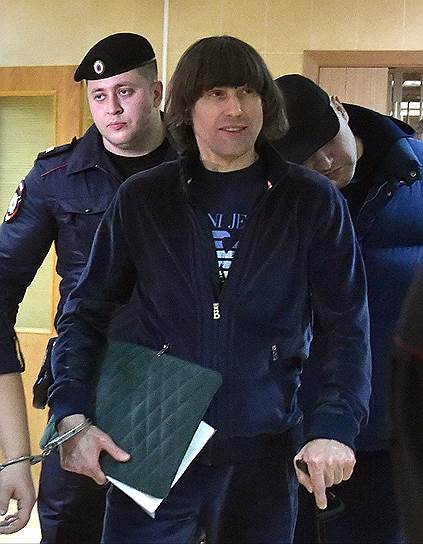 Криминальный авторитет Андрей Кочуйков (Итальянец) (в центре)