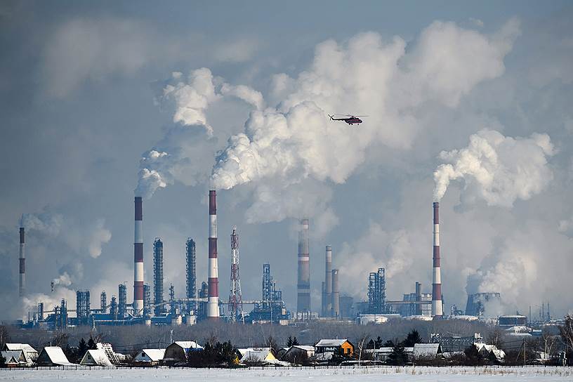 Трубы и вышки сжигания попутного газа Омского НПЗ
