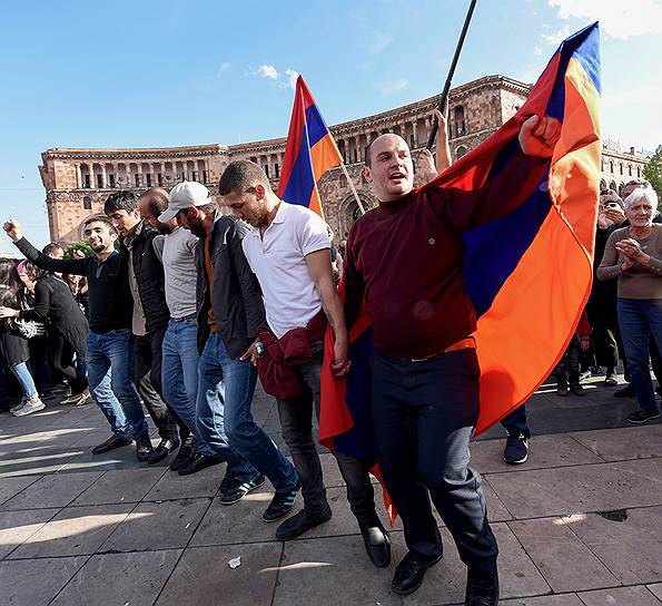 Массовые митинги против Сержа Саргсяна на улицах Еревана плавно перетекли в народные гуляния
