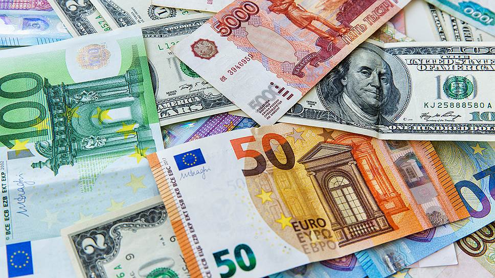 Почему курс евро на Московской бирже обвалился на 1,2 руб.