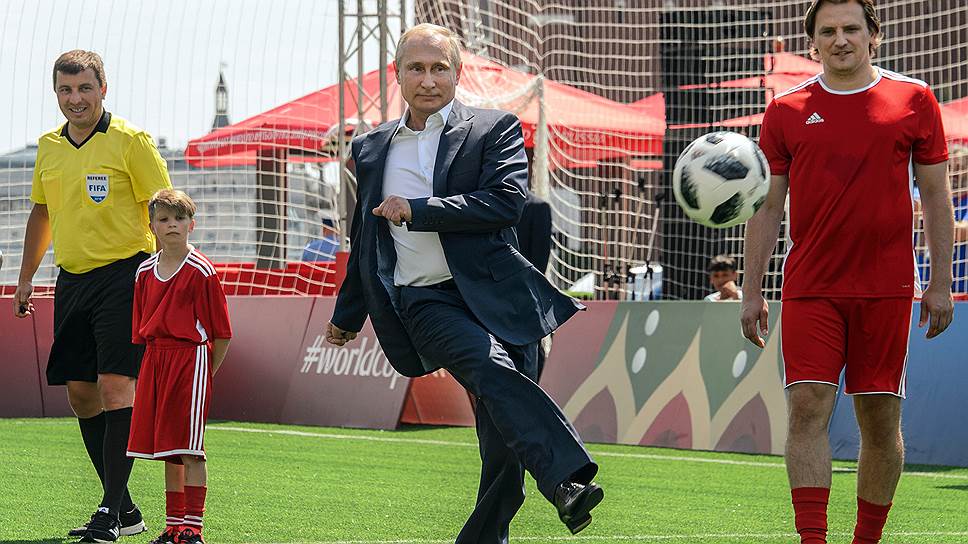 Как Владимир Путин вышел на Красную площадь сыграть в футбол