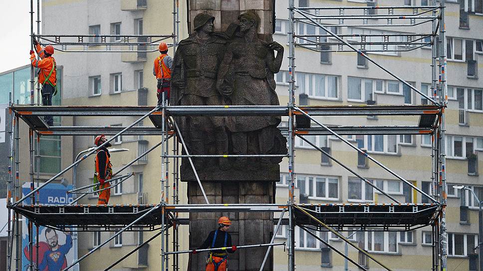 Памятники советским солдатам, расположенные за пределами кладбищ, по мнению польских властей, «несут коммунистическую идеологию и символику» и поэтому должны быть снесены — как памятник благодарности Красной армии в Щецине