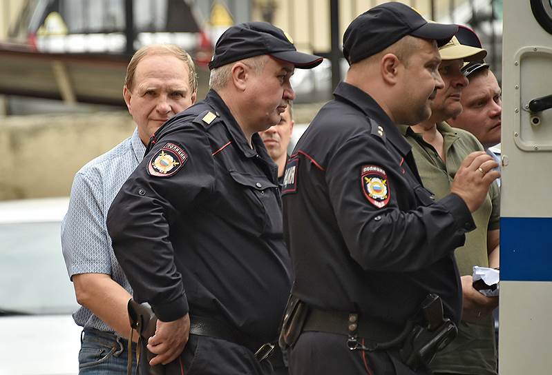 Бывший первый заместитель главы МЧС России Сергей Шляков (слева)
