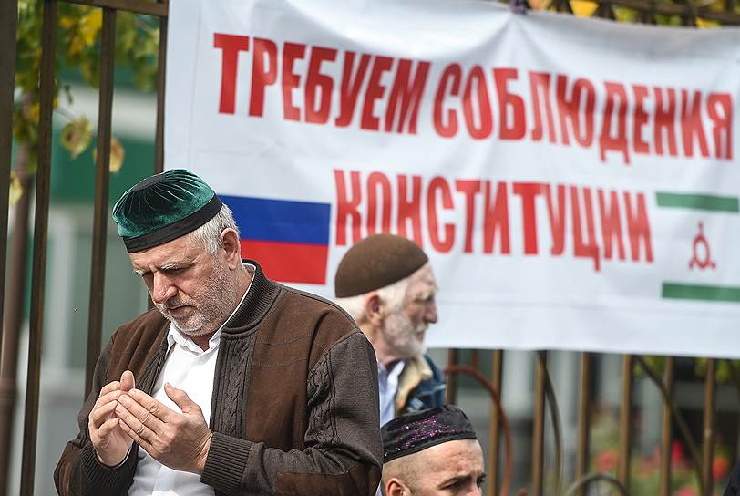 Участники митинга в Магасе во время намаза