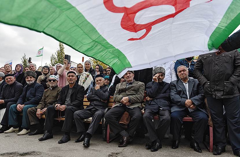 Для старших и уважаемых участников митинга поставили скамейки и стулья