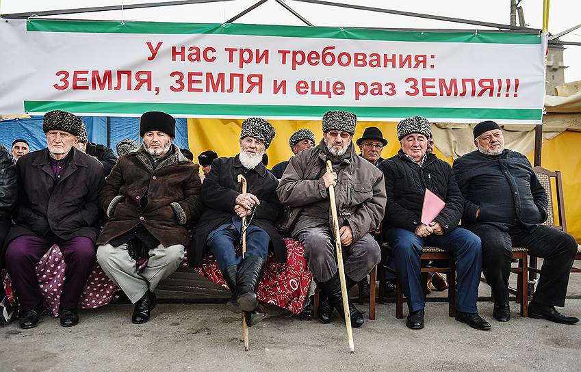 Митингующие часто говорят о коррупции республиканских властей, но в лозунгах эта тема не отражена