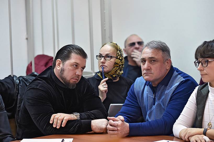 Суд снял с Саида Ахмаева (справа) и Лечи Болатбаева (слева) обвинение в вымогательстве и освободил их от наказания за самоуправство