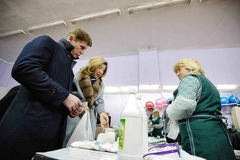 Врио обязанности губернатора Приморского края Олег Кожемяко с супругой Ириной Герасименко во время голосования на одном из избирательных участков во Владивостоке