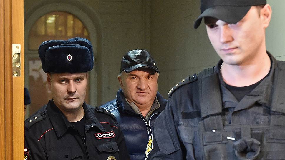 Как вслед за сенатором Арашуковым арестовали его отца и брата