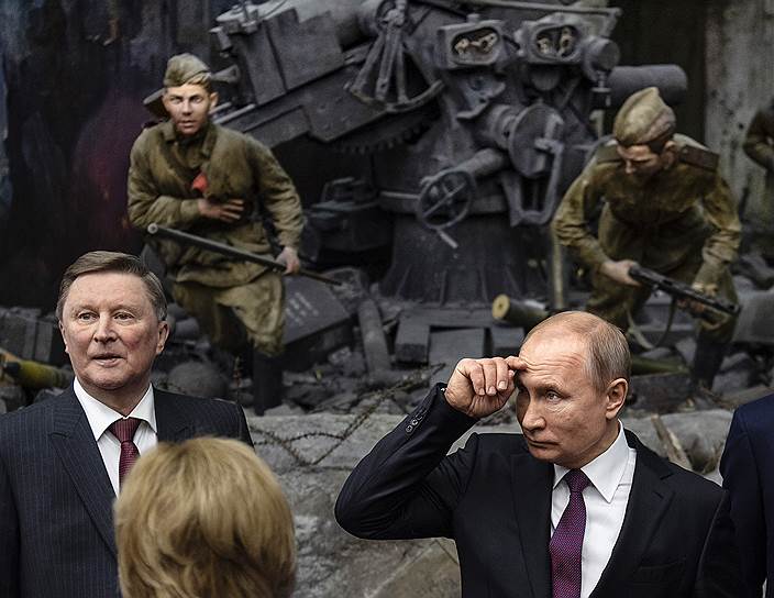 На Поклонной горе Владимир Путин из трудовых будней окунулся в военные