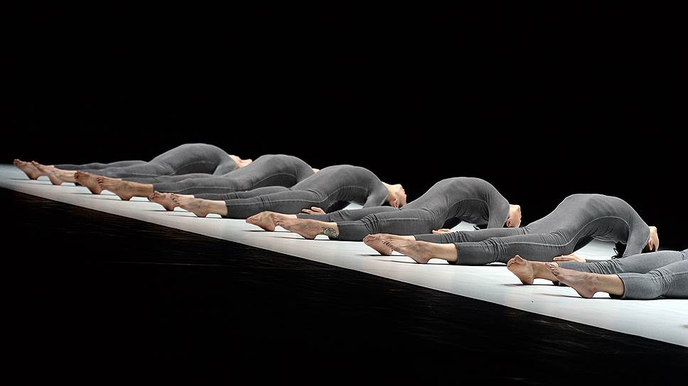 В постановках Тао Е идеально синхронизированные тела танцовщиков отражают образ мыслей и строй чувств хореографа