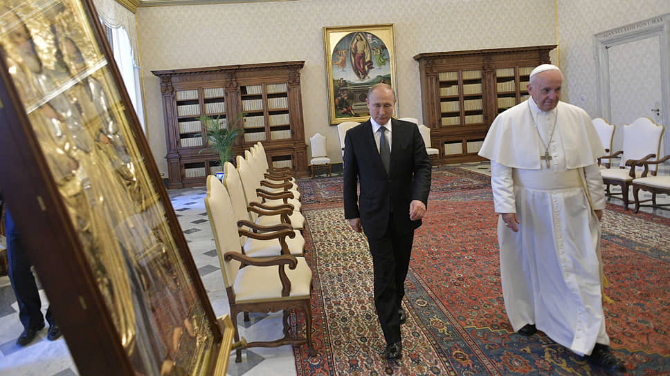 Переговоры Владимира Путина и папы Франциска прошли в библиотеке Апостольского дворца. Их темами были конфликты на Украине, в Сирии и Ливии, отношения России и ЕС, иранская ядерная программа