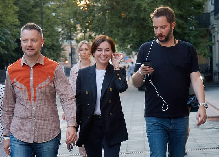 Телеведущий Алексей Пивоваров, владелица компании «Русмода» Оксана Лаврентьева и писатель Александр Цыпкин во время премьеры нового проекта со спектаклем «Мастер и Маргарита» на Патриарших прудах