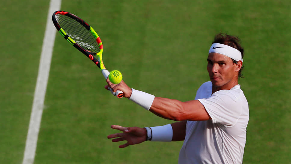 Победа над Сэмом Куэрри в четвертьфинале Wimbledon позволила Рафаэлю Надалю (справа) первым обеспечить себе участие в ноябрьском итоговом турнире года