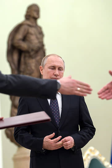Идея с самого начала состояла в том, чтобы освятить подписание соглашений присутствием Владимира Путина