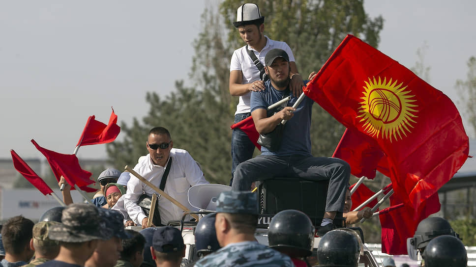 Несмотря на милицейские кордоны, сторонники экс-президента Алмазбека Атамбаева с боями прорвались в Бишкек