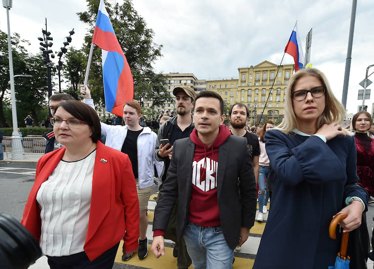 Незарегистированные кандидаты на выборах в Мосгордуму, слева направо: Юлия Галямина, Илья Яшин, Любовь Соболь