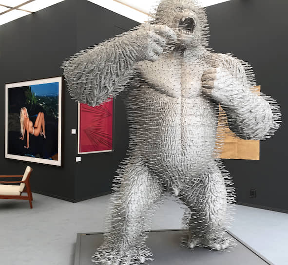 Современное искусство врывается в антиквариат трехметровым Кинг-Конгом (работа Дэвида Мача в галерее Jerome Zodo)