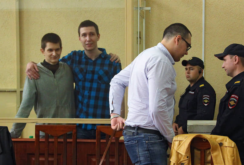 Обвиняемые по делу о «Telegram-революции» Владислав Мордасов (второй слева), Ян Сидоров (слева) и Вячеслав Шашмин