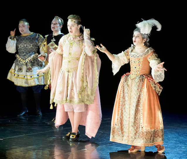 Жесты и костюмы действующих лиц приблизили «Аттиса» к театральной практике времен Людовика XIV