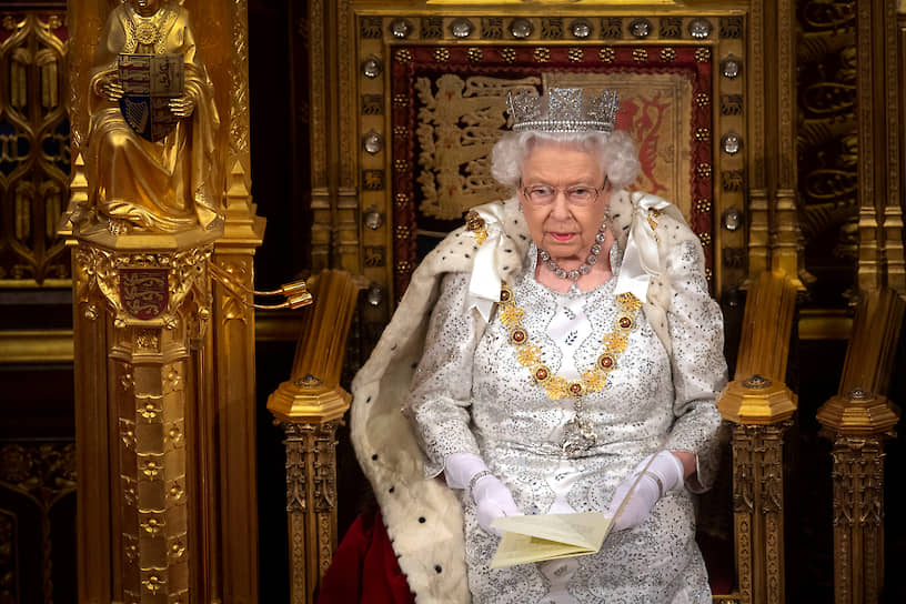Выступая в парламенте, Елизавета II предпочла надеть не тяжелую корону, украшенную почти 3 тыс. бриллиантов, а более легкое по весу украшение — изготовленную два века назад для Георга IV диадему с 1333 бриллиантами