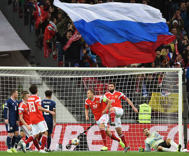 Заняв первое место в группе, сборная России (сверху в центре — Артем Дзюба) может еще чуть-чуть улучшить расклад на групповом этапе чемпионата Европы