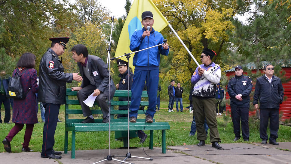 Полицейские и активисты съезда ойрат-калмыцкого народа не смогли выработать общую оценку численности участников несанкционированного митинга в Элисте