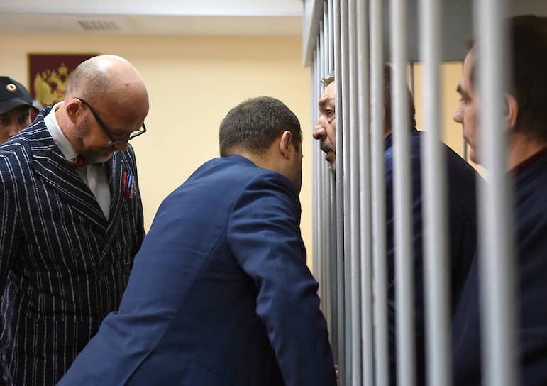 Абдусамаду Гамидову (в центре) и Раюдину Юсуфову (справа) не удалось убедить суд, что они тратили бюджетные средства по назначению