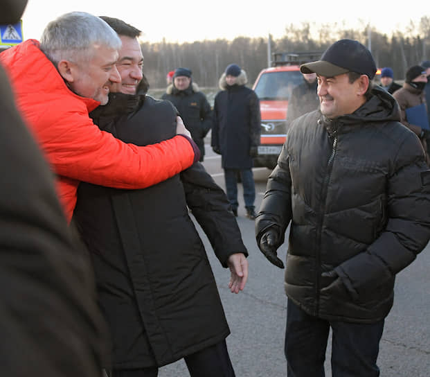 В дальний путь автопробег отправлял губернатор Московской области Андрей Воробьев (крайний слева — министр транспорта России Евгений Дитрих, справа — помощник президента РФ Игорь Левитин)