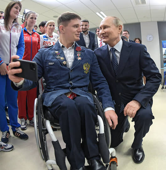 Спортсмены, как и гарантировали, не профукали возможность фотографироваться с Владимиром Путиным. Но и он с ними тоже
