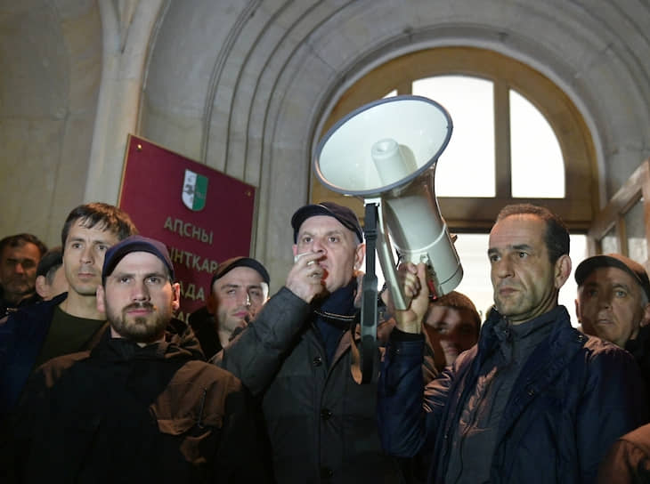 Лидер «Блока оппозиционных сил» Аслан Бжания (в центре) во время митинга оппозиции у здания администрации президента Абхазии