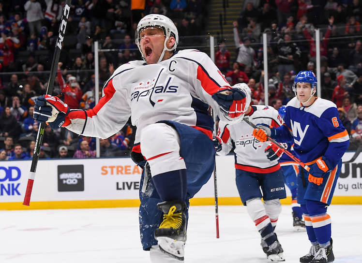 Благодаря хет-трику в ворота «Нью-Йорк Айлендерс» форвард «Вашингтона» Александр Овечкин ворвался в топ-десятку лучших снайперов в истории НХЛ