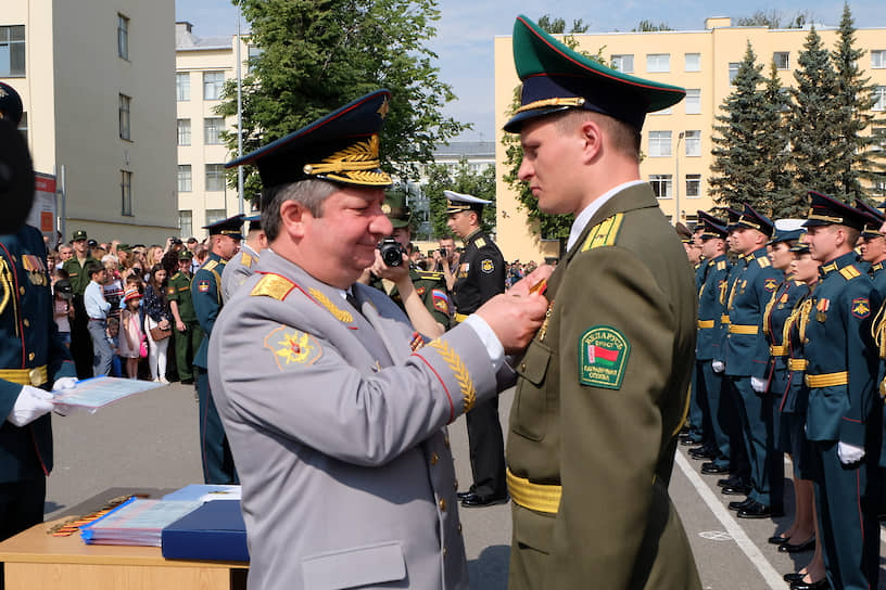 Генерал-полковник Халил Арсланов (слева)