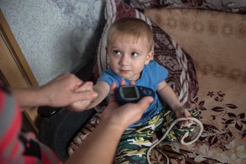 Всего одного укола в месяц достаточно, чтобы поджелудочная железа Дениса работала нормально