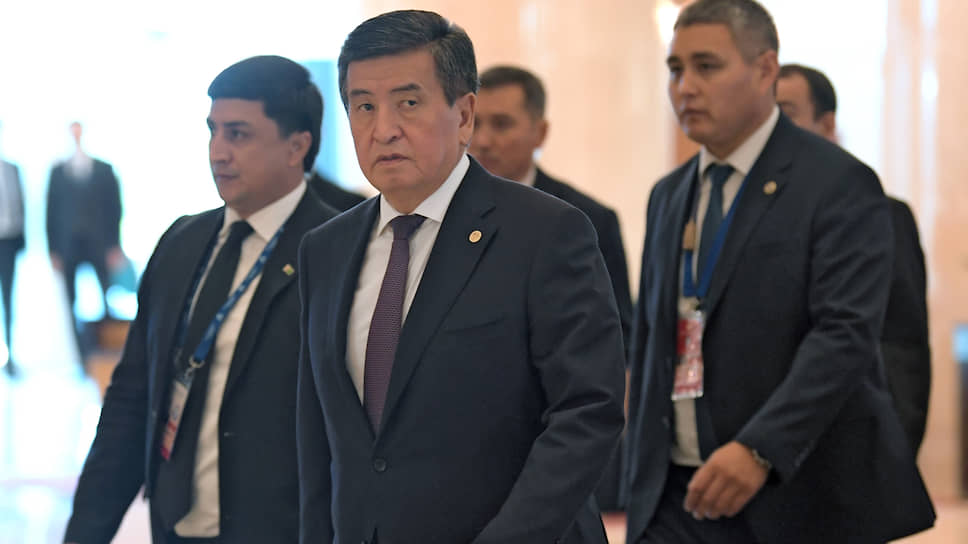 Президент Киргизии Сооронбай Жээнбеков (в центре) сделал упор на связях с Россией и позиционирует себя как пророссийский политик