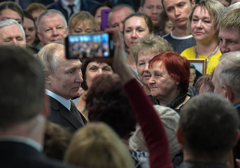 Родственники бойцов 6-й роты хотели наградить Владимира Путина. Он все-таки не согласился