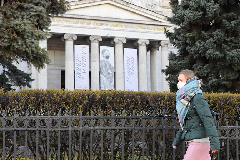 Музеи вынуждены экстренно искать выход из непривычного положения, в котором оказались и их шедевры, и их зритель