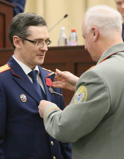 Анатолий Разинкин (слева), которого прочат в замгенпрокуроры, в ведомстве Александра Бастрыкина (справа) стал генерал-майором и получил медаль ордена «За заслуги перед Отечеством» II степени