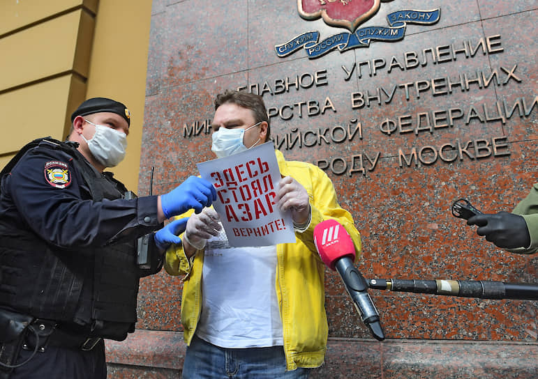 Раньше протестовать в масках категорически запрещалось. Теперь категорически запрещается без них даже выйти на улицу. На фото журналист «Эха Москвы» Александр Плющев