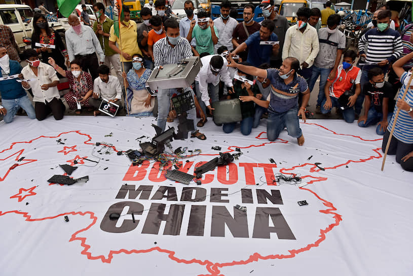 В Индии не утихают многотысячные акции протеста, участники которых жгут китайские флаги и портреты председателя КНР Си Цзиньпина и призывают бойкотировать китайские товары